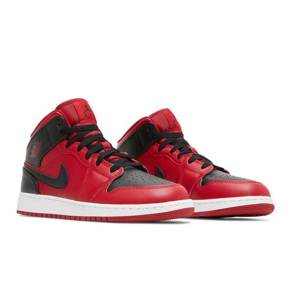 Air Jordan 1 Mid GS 'Reverse Bred' – lifestyle foto | Purekickz