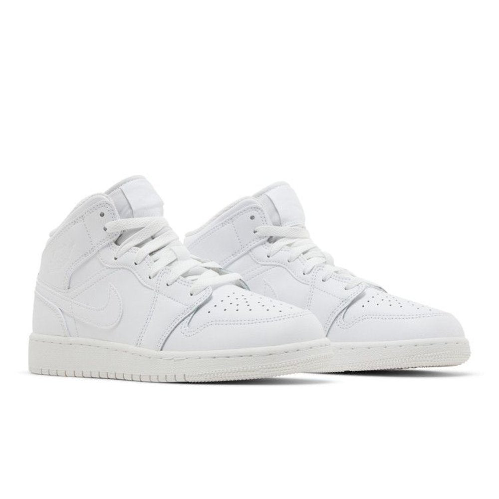 Air Jordan 1 Mid GS 'Triple White' 2023 – lifestyle foto | Purekickz