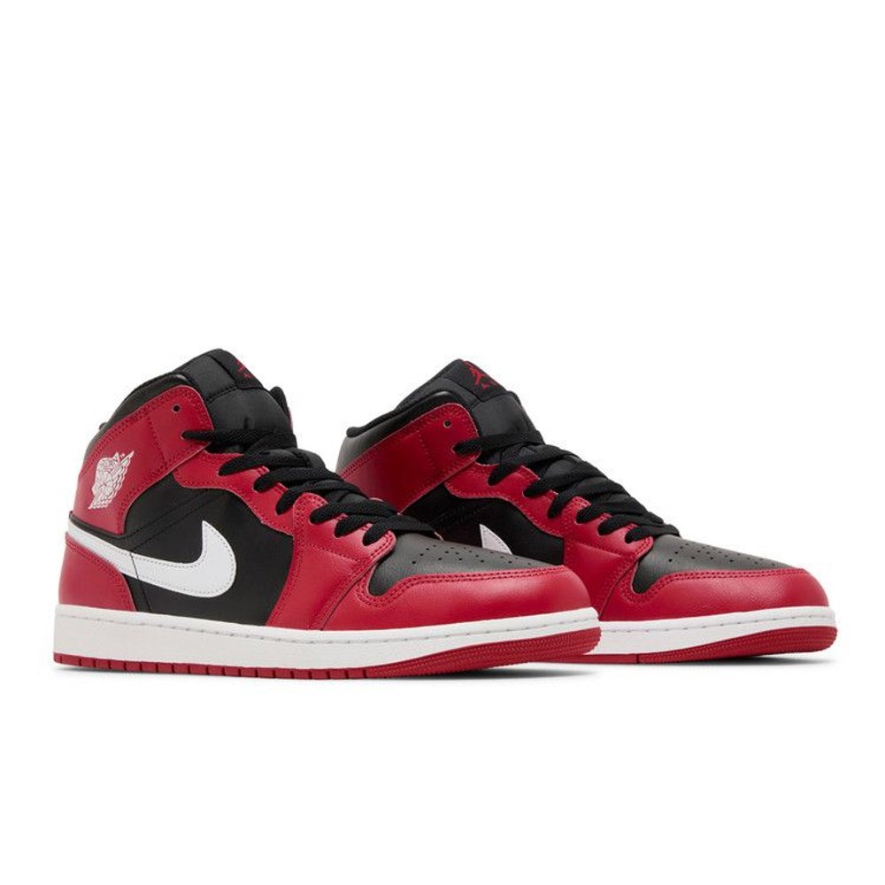Air Jordan 1 Mid 'Gym Red Black White' – lifestyle foto | Purekickz