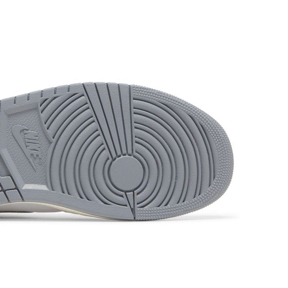 Air Jordan 1 Mid Neutral Grey – pohled shora | Purekickz