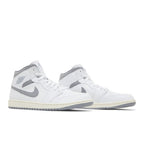 Air Jordan 1 Mid Neutral Grey – lifestyle foto | Purekickz