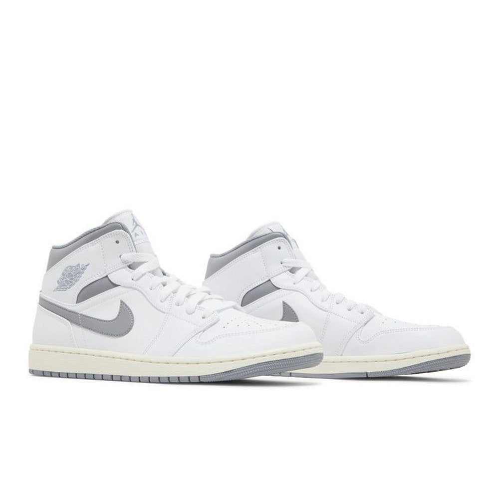 Air Jordan 1 Mid Neutral Grey – lifestyle foto | Purekickz