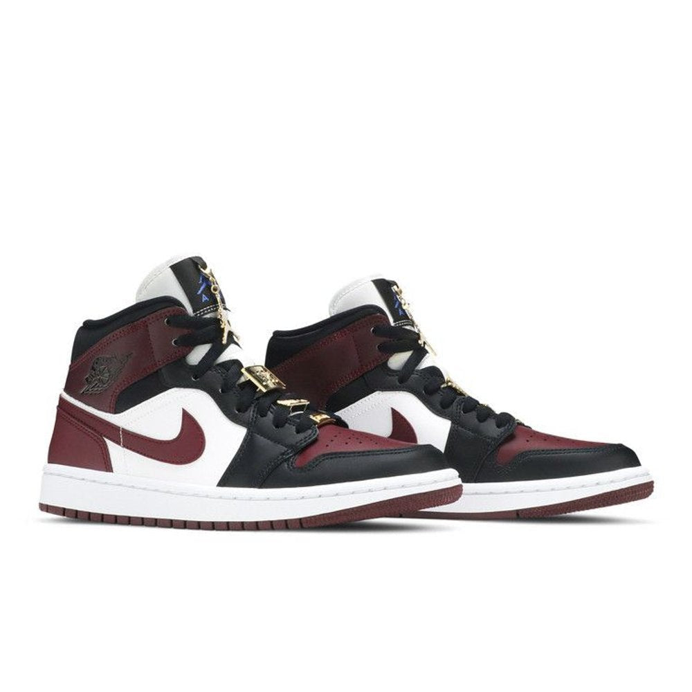 Air Jordan 1 Mid SE Gold Pendants – lifestyle foto | Purekickz
