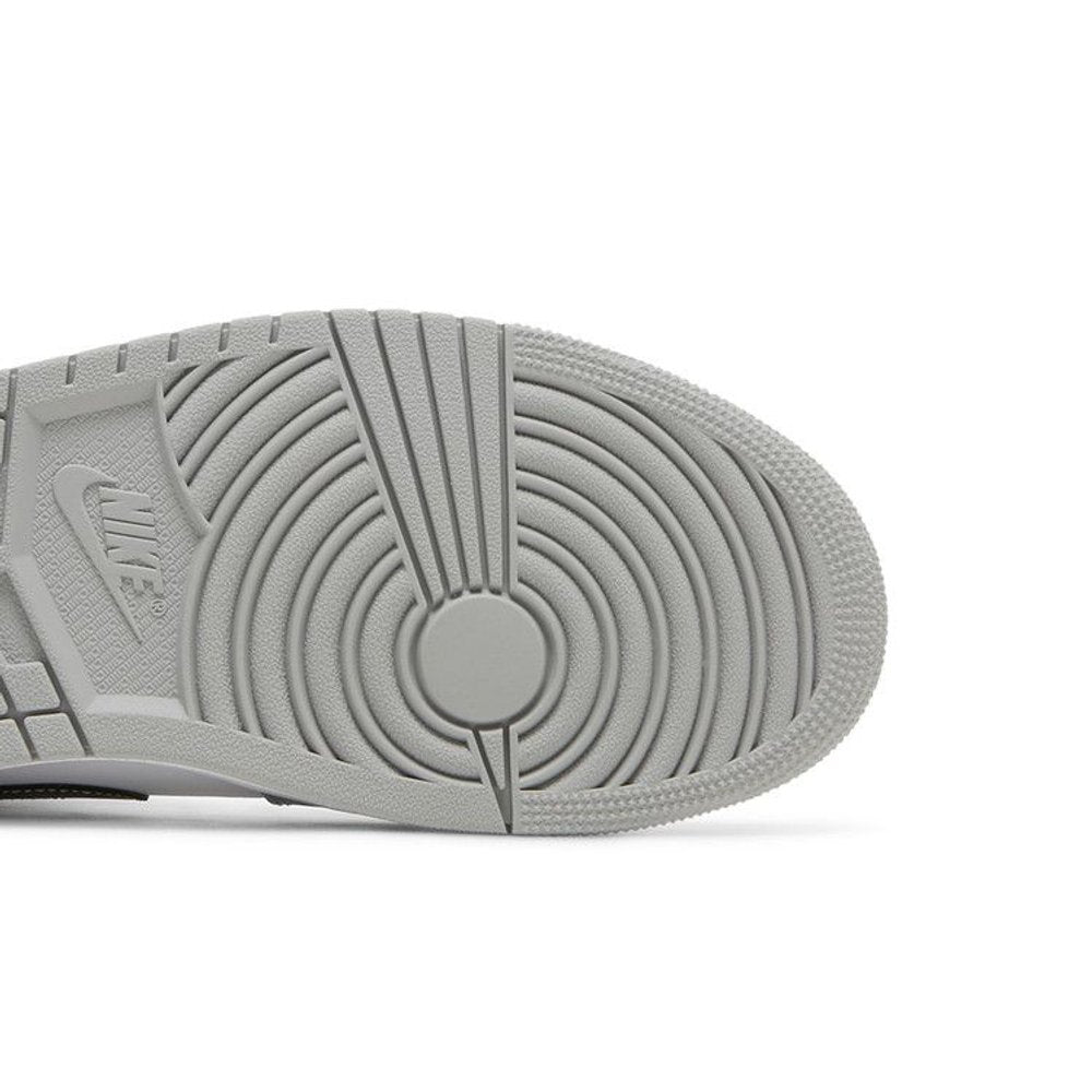 Air Jordan 1 Mid Smoke Grey Anthracite – pohled shora | Purekickz
