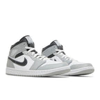 Air Jordan 1 Mid Smoke Grey Anthracite – lifestyle foto | Purekickz