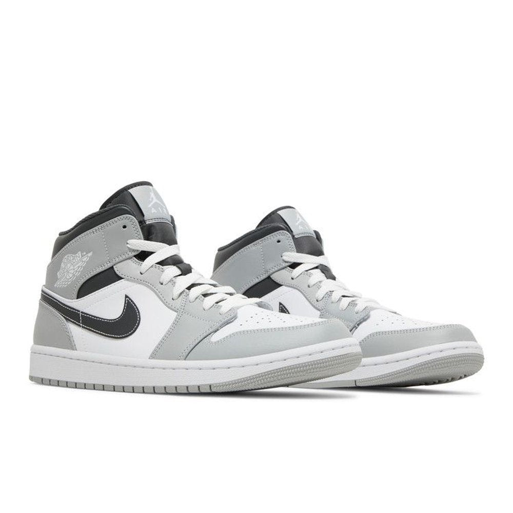 Air Jordan 1 Mid Smoke Grey Anthracite – lifestyle foto | Purekickz