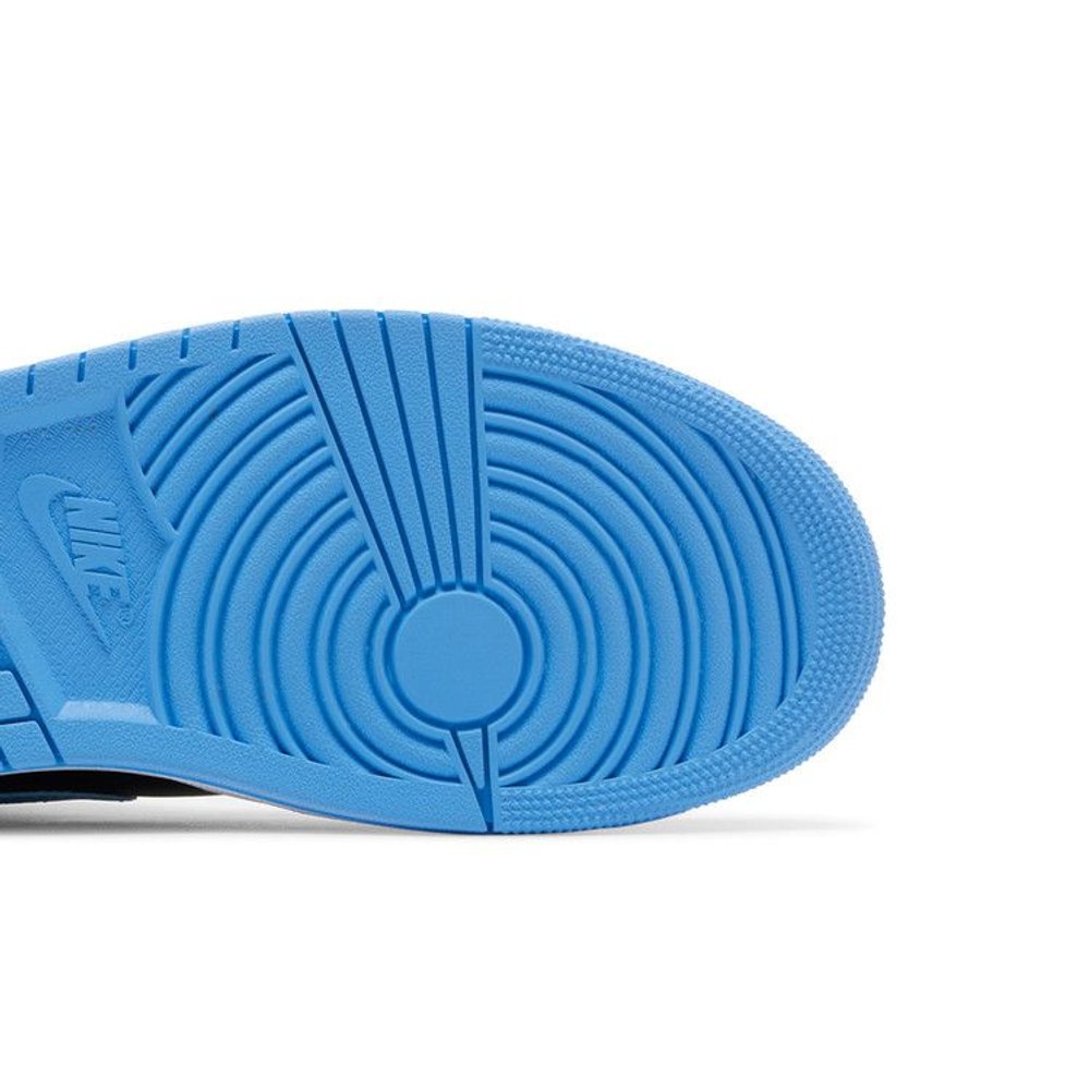 Air Jordan 1 Mid University Blue – pohled shora | Purekickz
