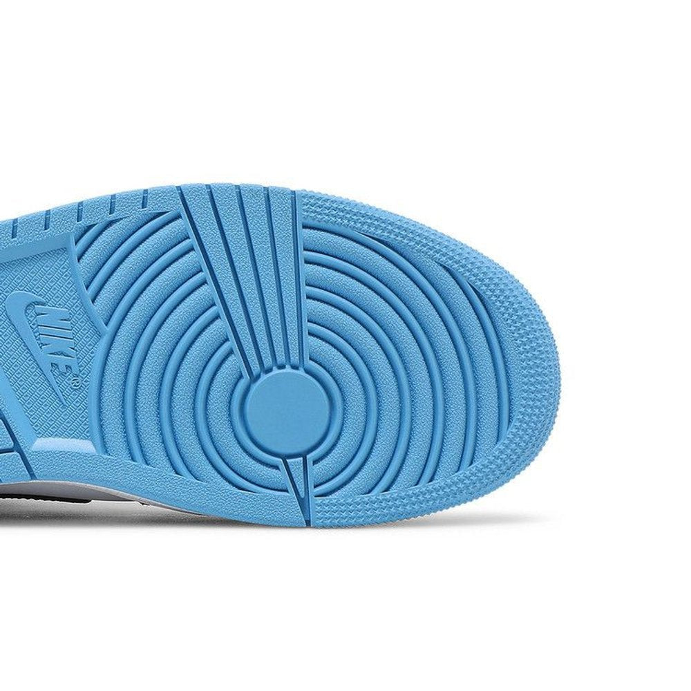Air Jordan 1 Mid University Blue – pohled shora | Purekickz