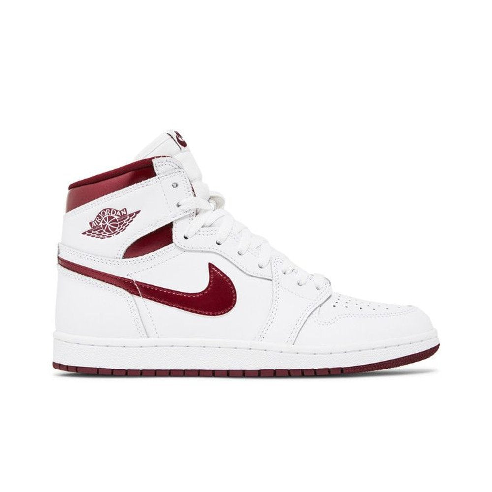 Air Jordan 1 Retro High '85 OG Metallic Burgundy – boční pohled | Purekickz