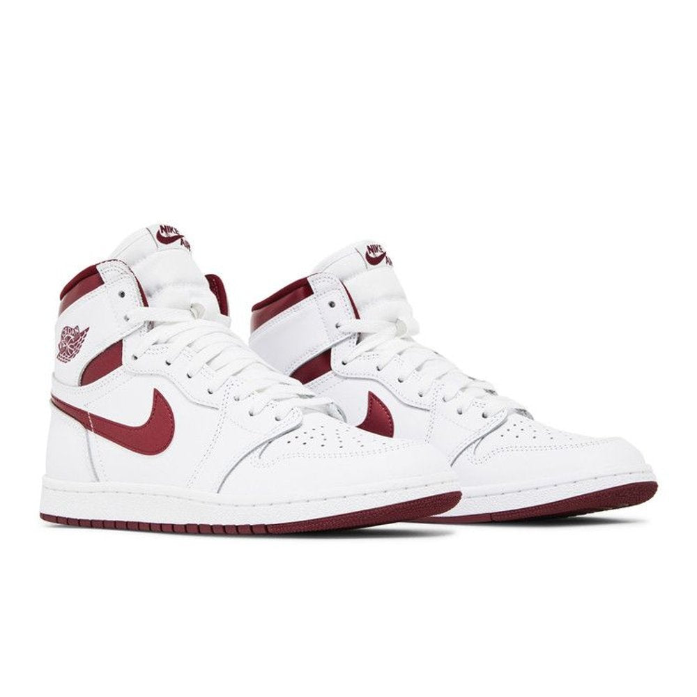 Air Jordan 1 Retro High '85 OG Metallic Burgundy – lifestyle foto | Purekickz
