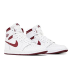 Air Jordan 1 Retro High '85 OG Metallic Burgundy – lifestyle foto | Purekickz