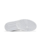 Air Jordan Mid Triple White (2022) (W) – zadní pohled | Purekickz
