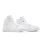 Air Jordan Mid Triple White (2022) (W) – lifestyle foto | Purekickz