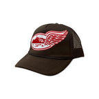 Corteiz Alcatraz Wing Trucker Hat Brown – boční pohled | Purekickz