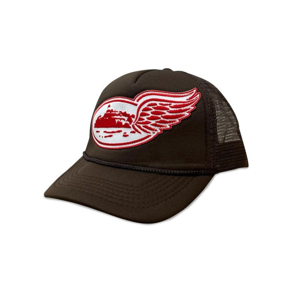 Corteiz Alcatraz Wing Trucker Hat Brown – boční pohled | Purekickz