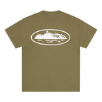 Corteiz Island Puff Print Tee Olive – boční pohled | Purekickz