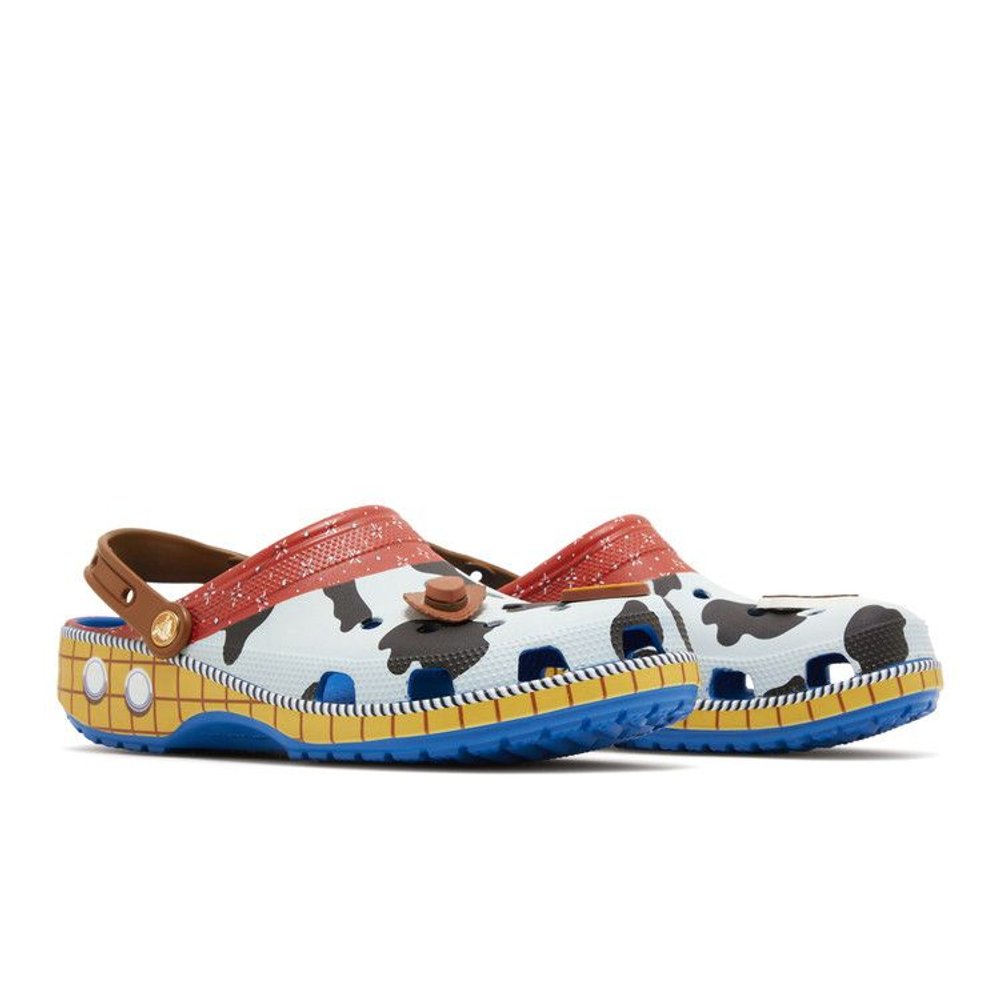 Crocs Classic Clog Toy Story Woody – lifestyle foto | Purekickz