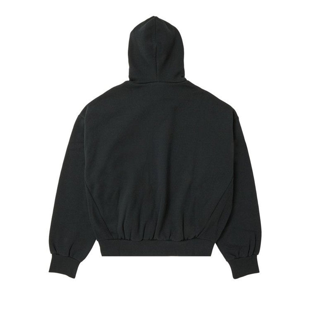 Fear of God Essentials Arch Logo Hoodie Jet Black – boční pohled | Purekickz