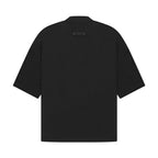 Fear of God Essentials Arch Logo Tee Jet Black – boční pohled | Purekickz
