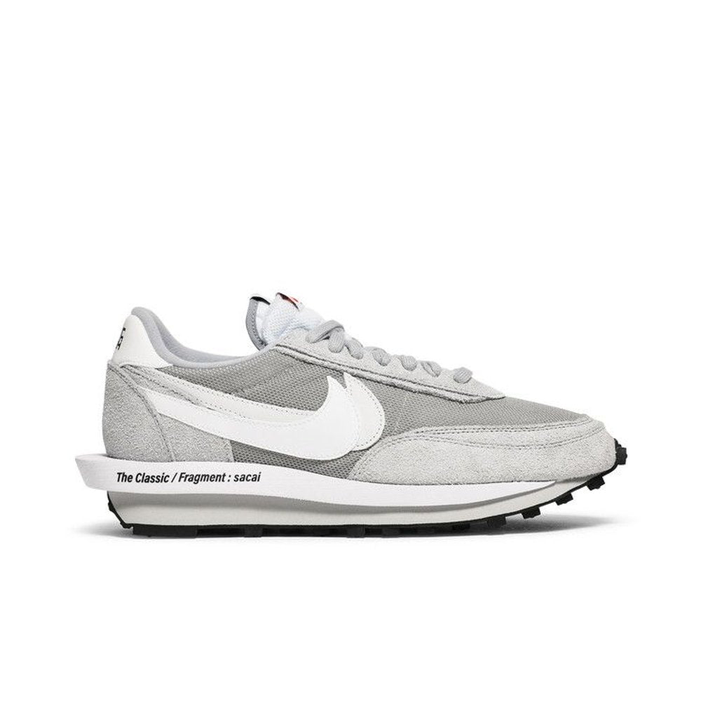 Fragment Design x sacai x Nike LDV Waffle 'Light Smoke Grey' – boční pohled | Purekickz