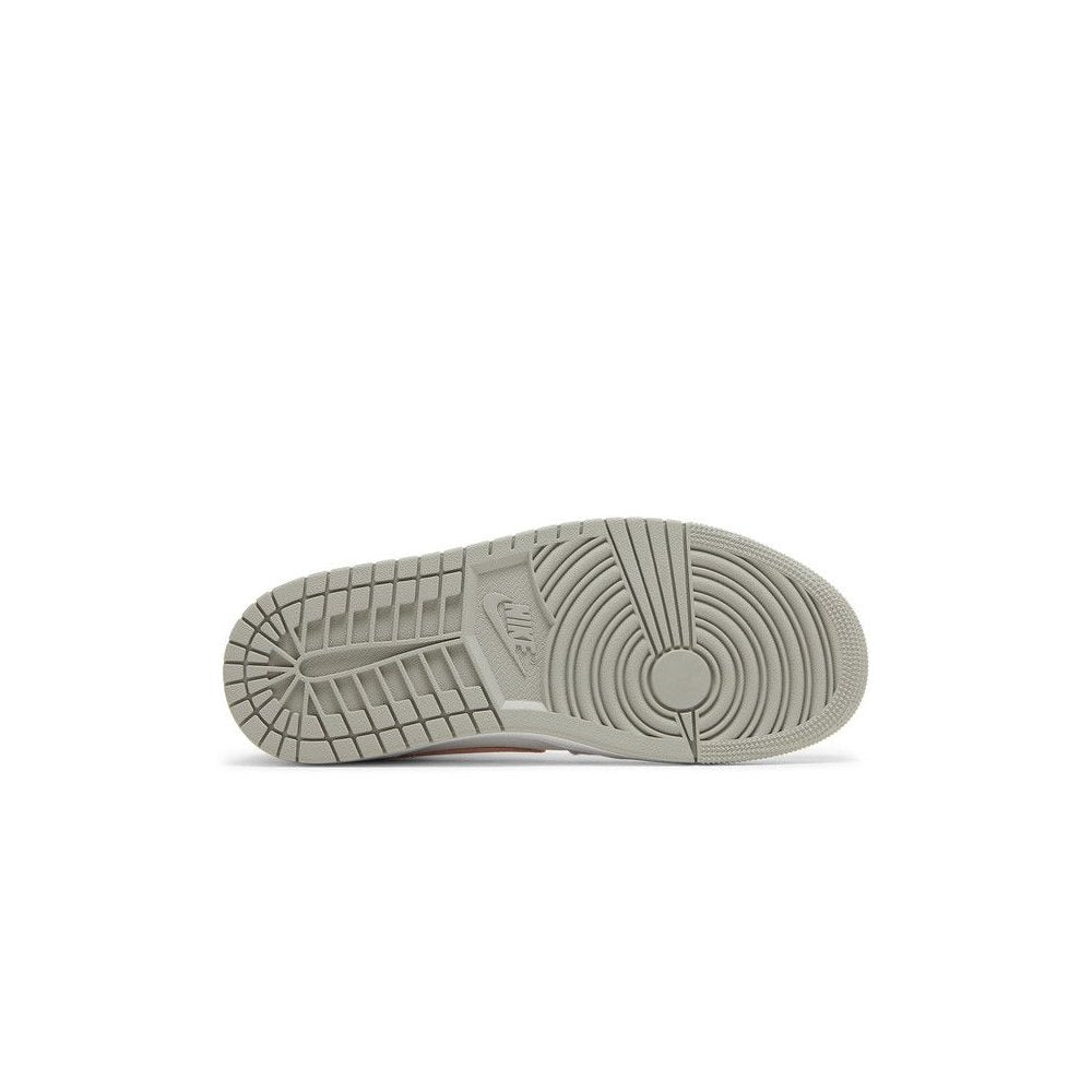 Jordan 1 Mid SE Light Iron Ore (W) – zadní pohled | Purekickz