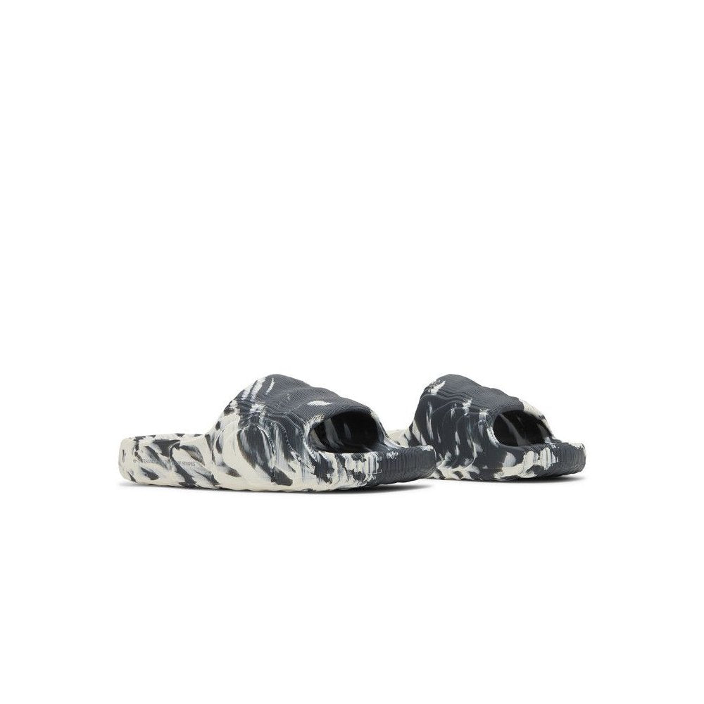adidas Adilette 22 Slides Carbon Aluminum – lifestyle foto | Purekickz