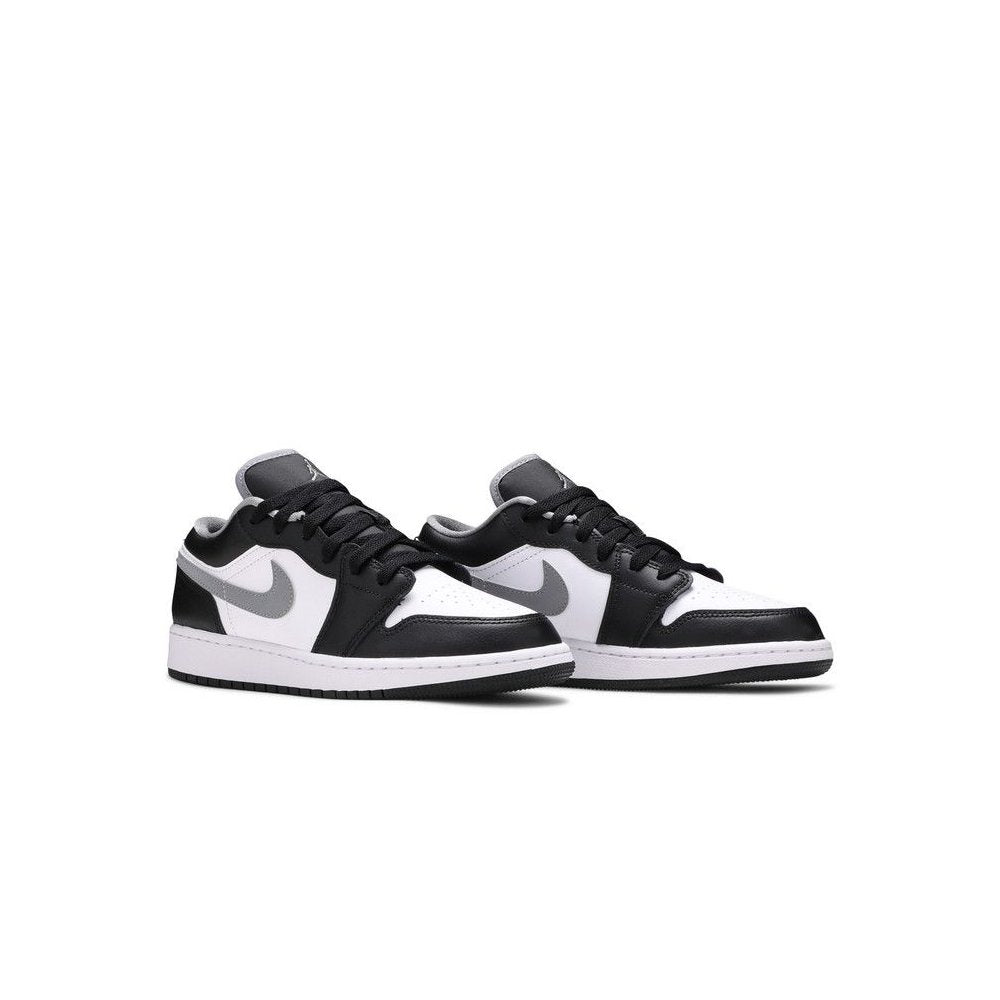 Jordan 1 Low Black White Grey (GS) – lifestyle foto | Purekickz