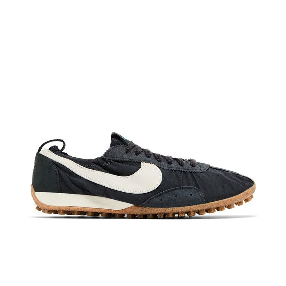 Jacquemus x Nike Wmns Moon Shoe SP Off Noir – boční pohled | Purekickz