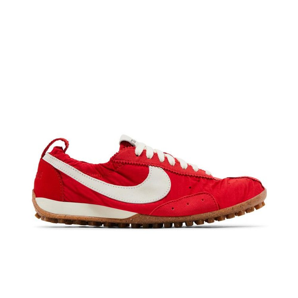Jacquemus x Nike Wmns Moon Shoe SP 'University Red' – boční pohled | Purekickz