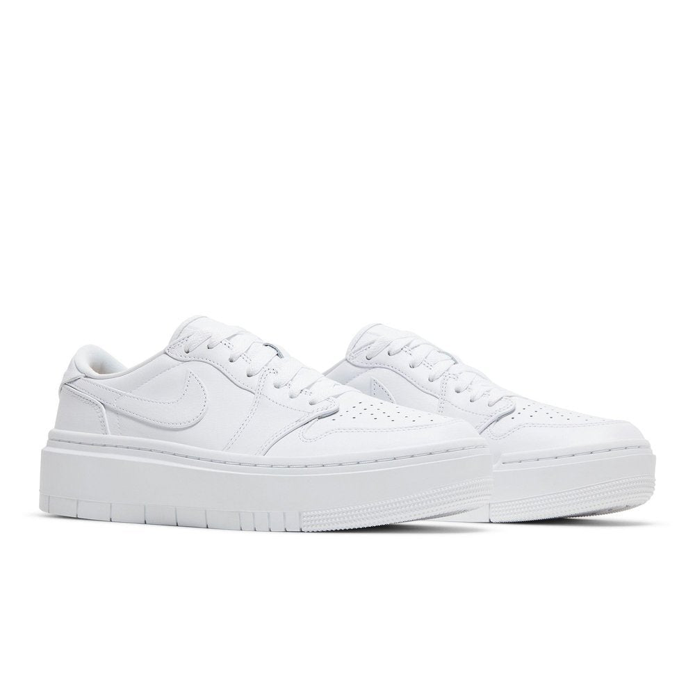Jordan 1 Elevate Low Triple White (W) – lifestyle foto | Purekickz