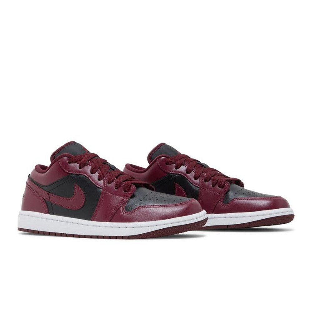 Jordan 1 Low Black Dark Beetroot (W) – lifestyle foto | Purekickz