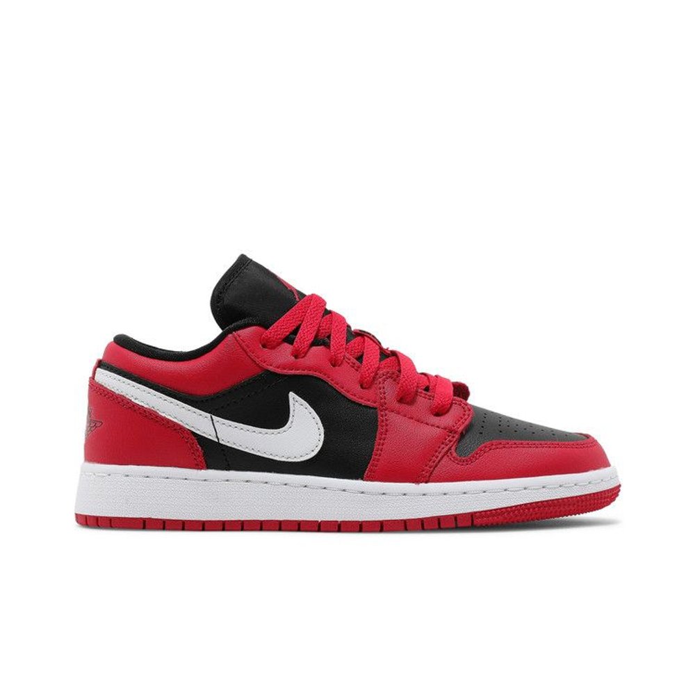 Jordan 1 Low Black Very Berry (GS) – boční pohled | Purekickz