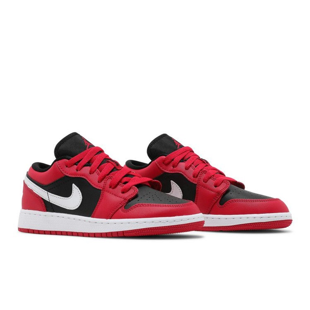 Jordan 1 Low Black Very Berry (GS) – lifestyle foto | Purekickz
