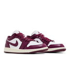 Jordan 1 Low Bordeaux (W) – lifestyle foto | Purekickz