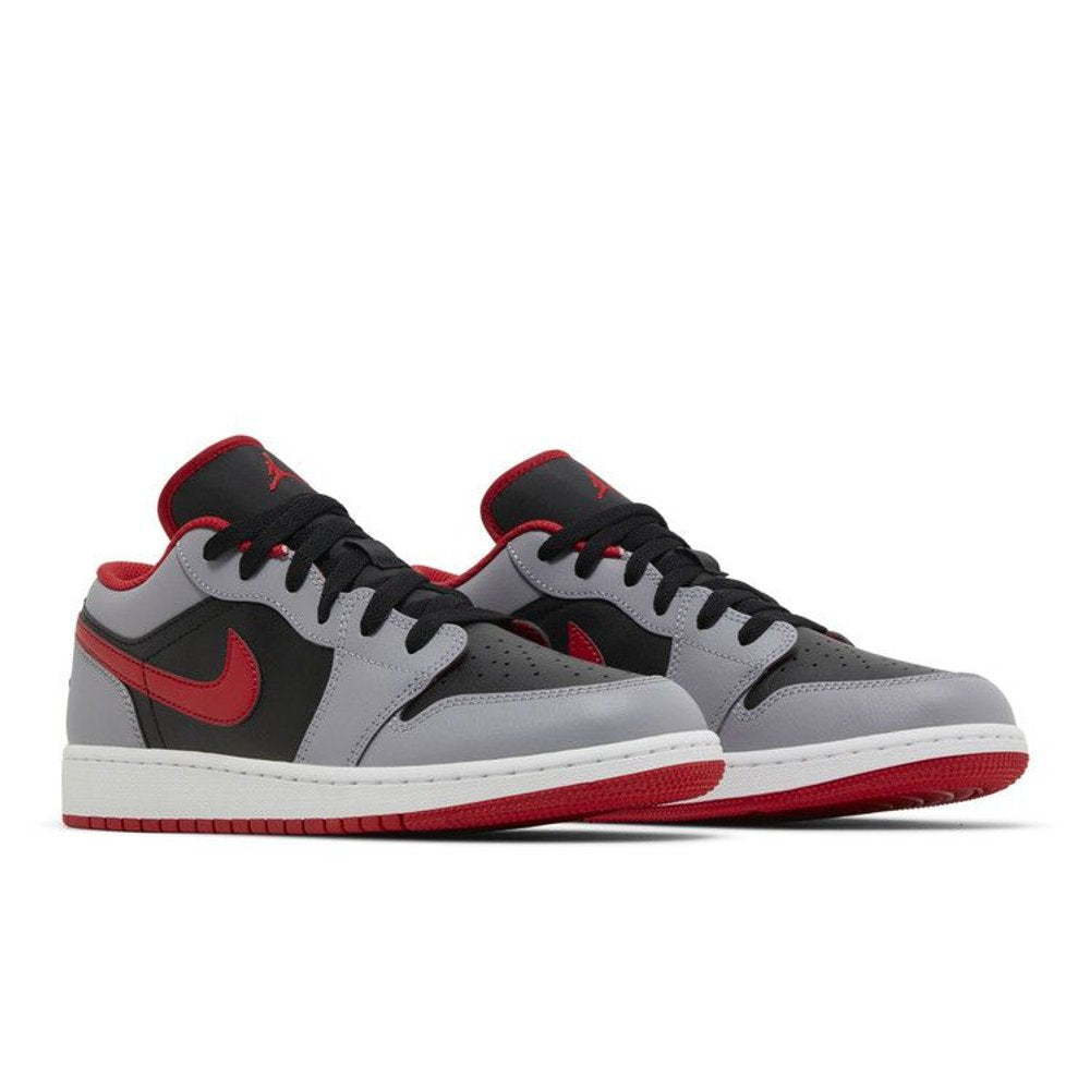 Jordan 1 Low Cement Fire Red (GS) – lifestyle foto | Purekickz