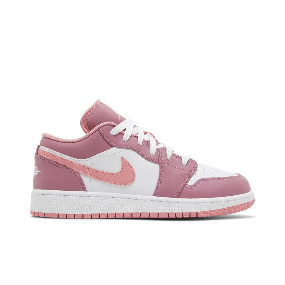 Jordan 1 Low Desert Berry (GS) – boční pohled | Purekickz