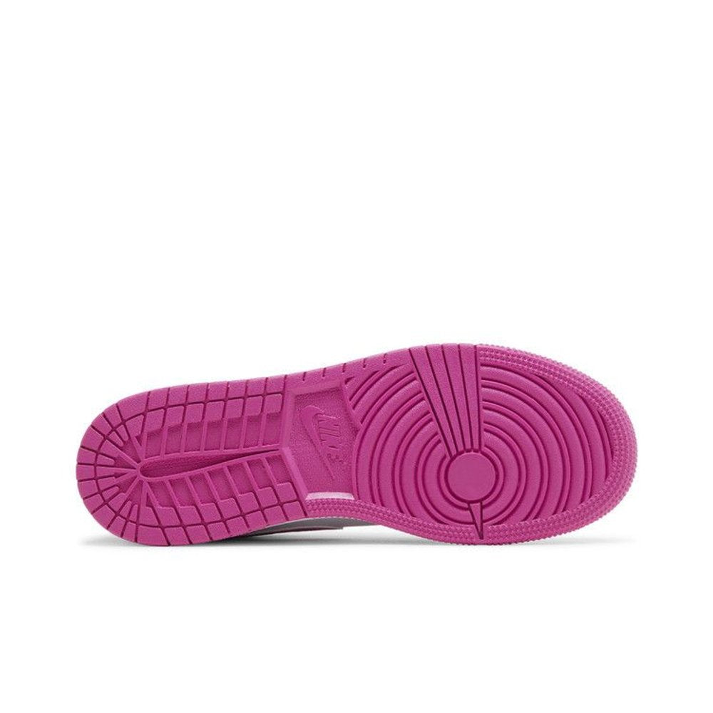Jordan 1 Low Fire Pink (GS) – zadní pohled | Purekickz