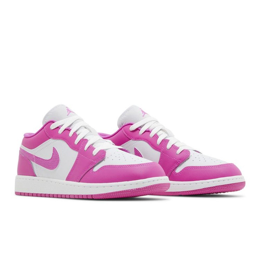 Jordan 1 Low Fire Pink (GS) – lifestyle foto | Purekickz