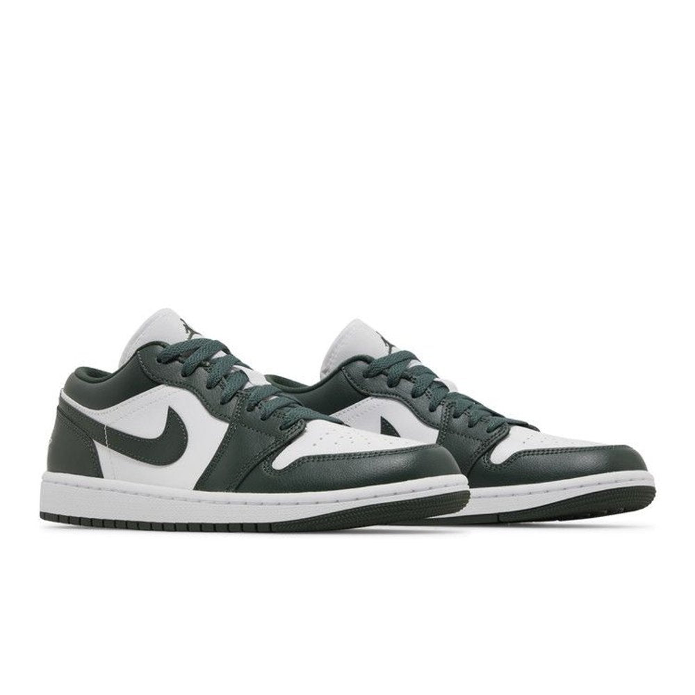 Jordan 1 Low Galactic Jade (W) – lifestyle foto | Purekickz