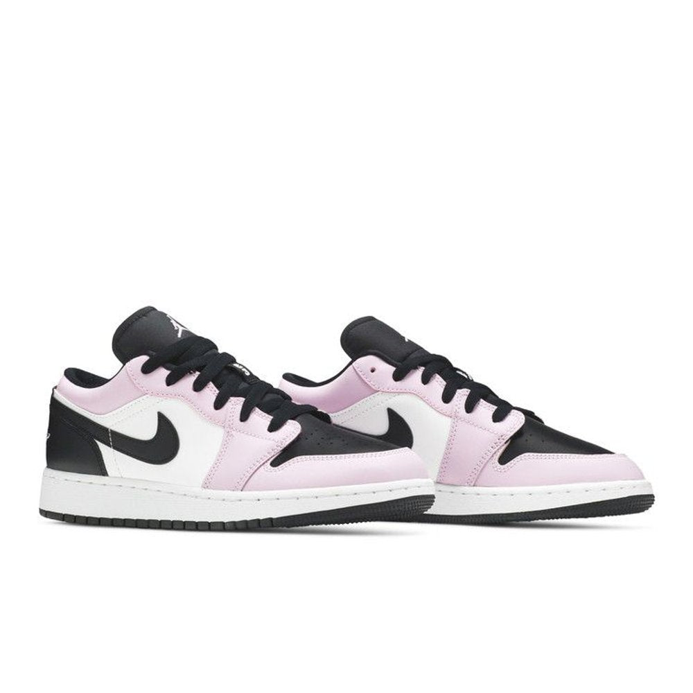 Jordan 1 Low Light Arctic Pink (GS) – lifestyle foto | Purekickz