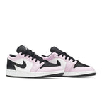 Jordan 1 Low Light Arctic Pink (GS) – lifestyle foto | Purekickz