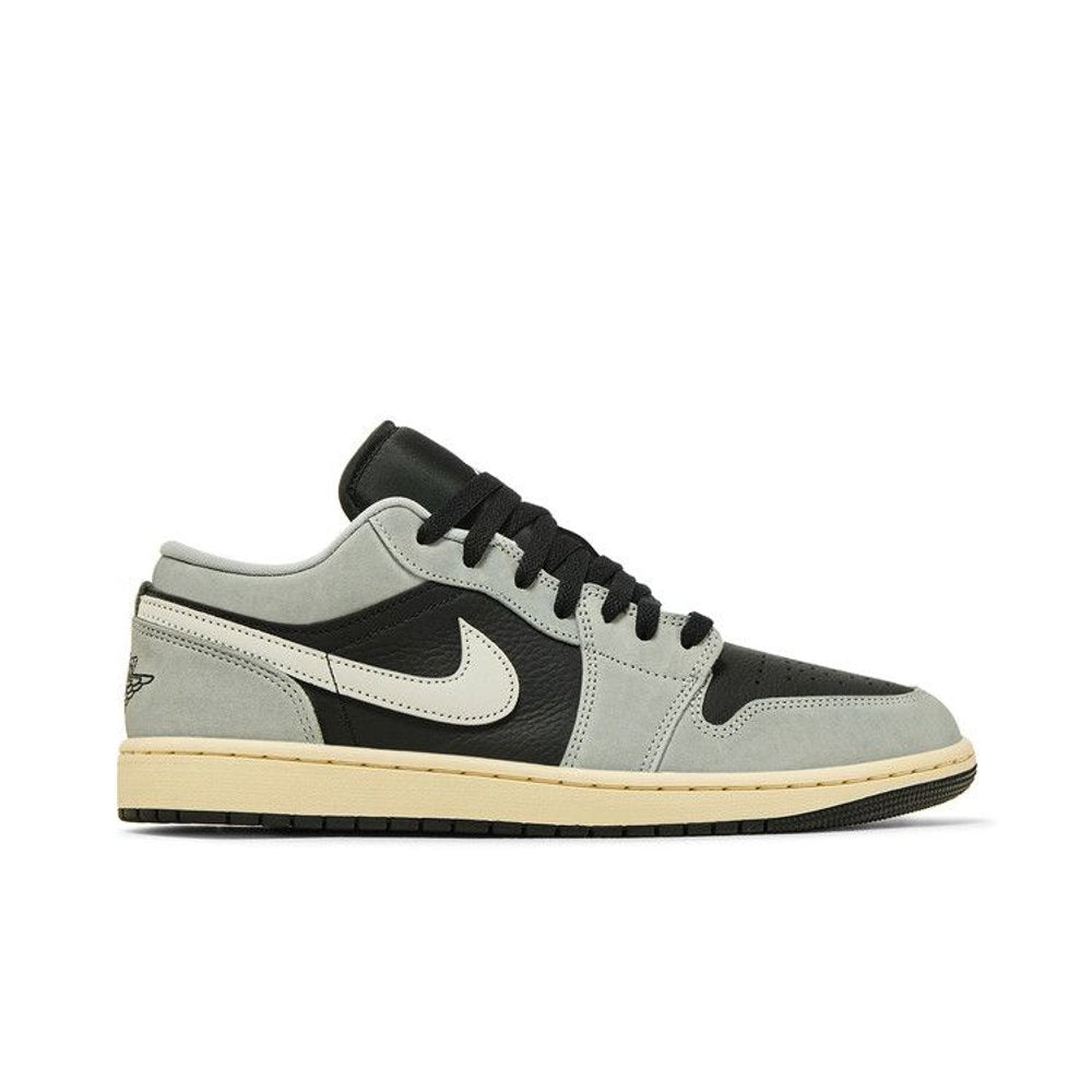 Jordan 1 Low Light Smoke Grey Off Noir – boční pohled | Purekickz