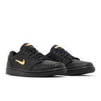 Jordan 1 Low Method of Make Black Metallic Gold (W) – lifestyle foto | Purekickz