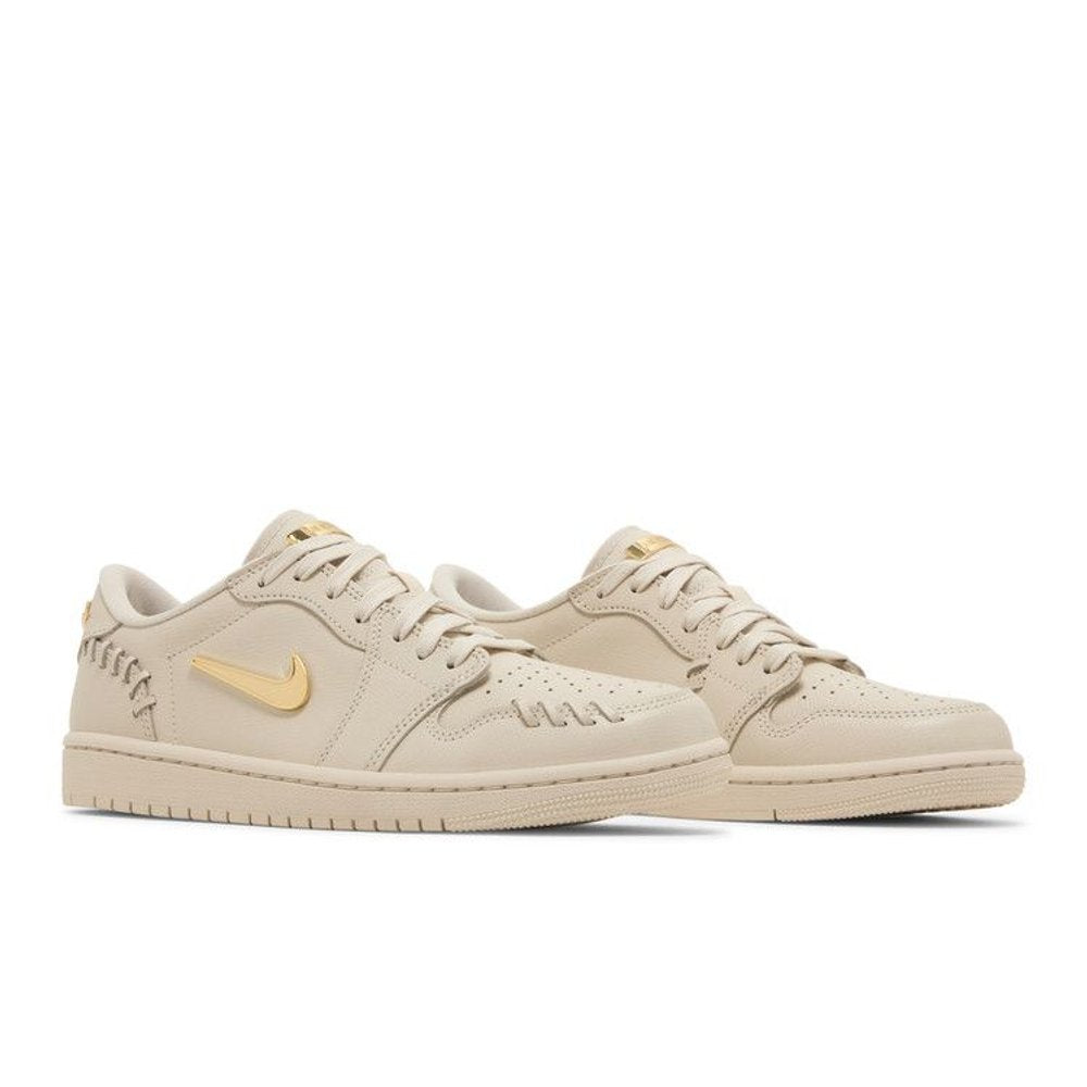 Jordan 1 Low Method of Make Legend Light Brown (W) – lifestyle foto | Purekickz