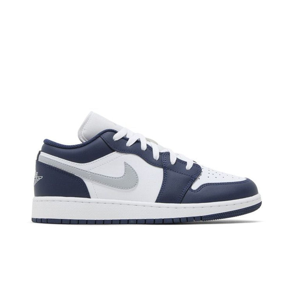 Jordan 1 Low Midnight Navy Wolf Grey (GS) – boční pohled | Purekickz