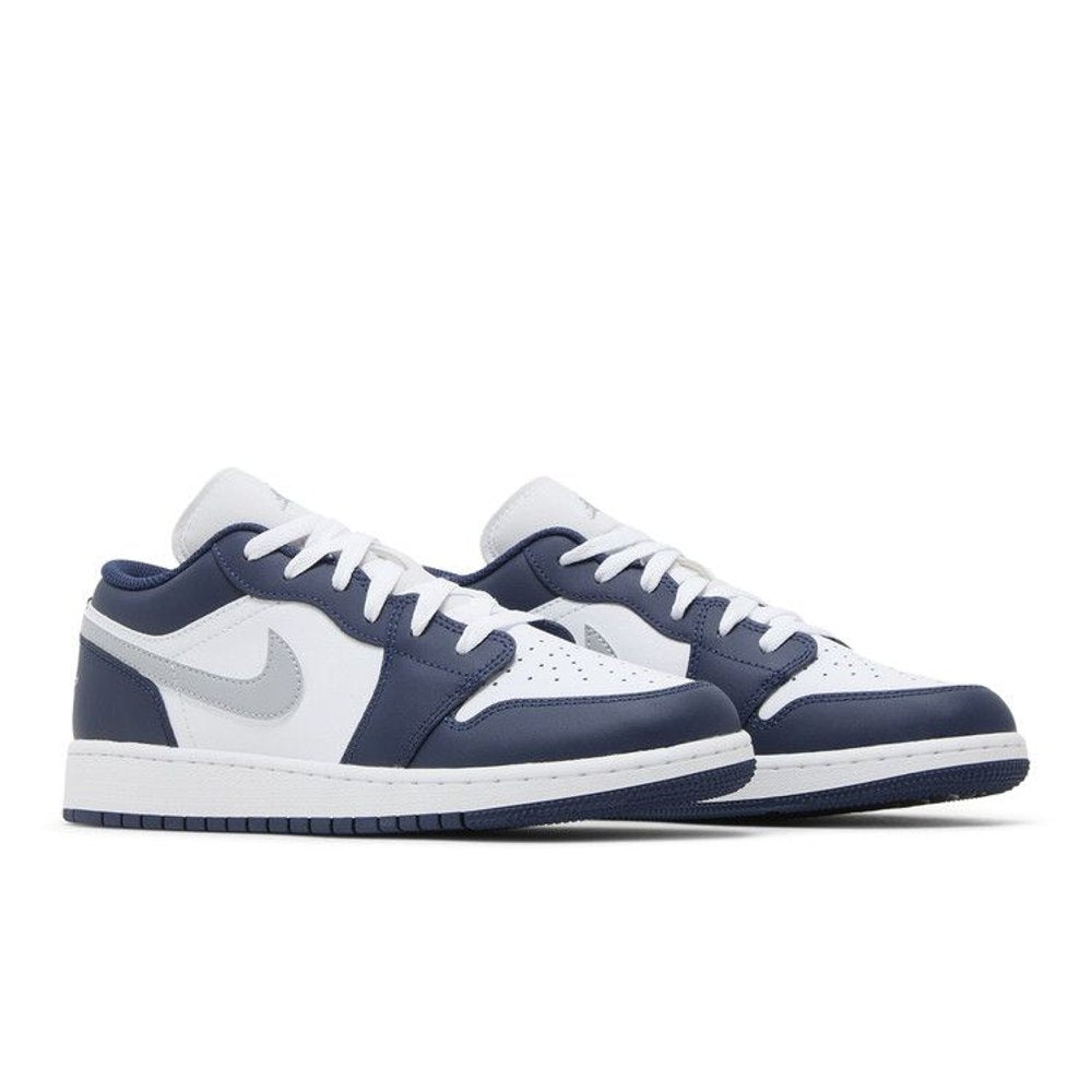 Jordan 1 Low Midnight Navy Wolf Grey (GS) – lifestyle foto | Purekickz