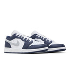 Jordan 1 Low Midnight Navy Wolf Grey (GS) – lifestyle foto | Purekickz