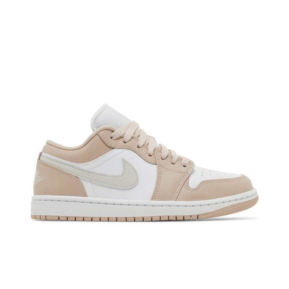 Jordan 1 Low Particle Beige (W) – boční pohled | Purekickz