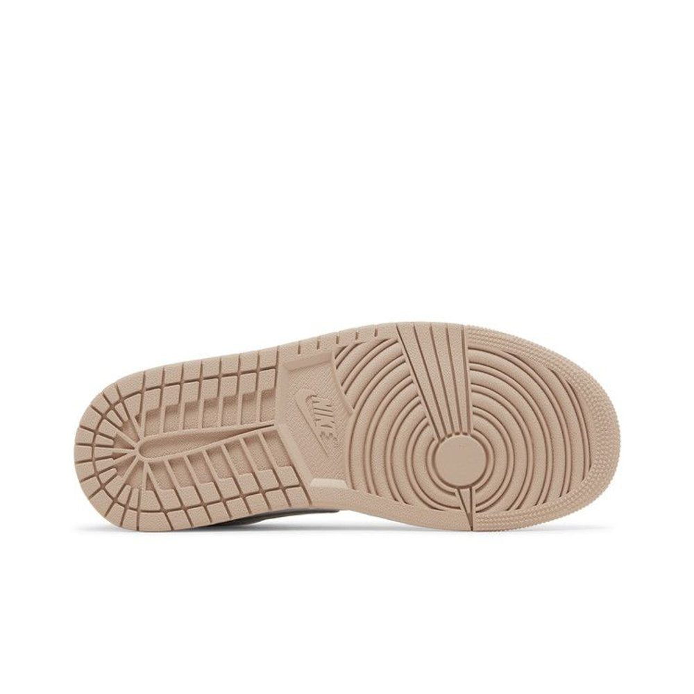 Jordan 1 Low Particle Beige (W) – zadní pohled | Purekickz