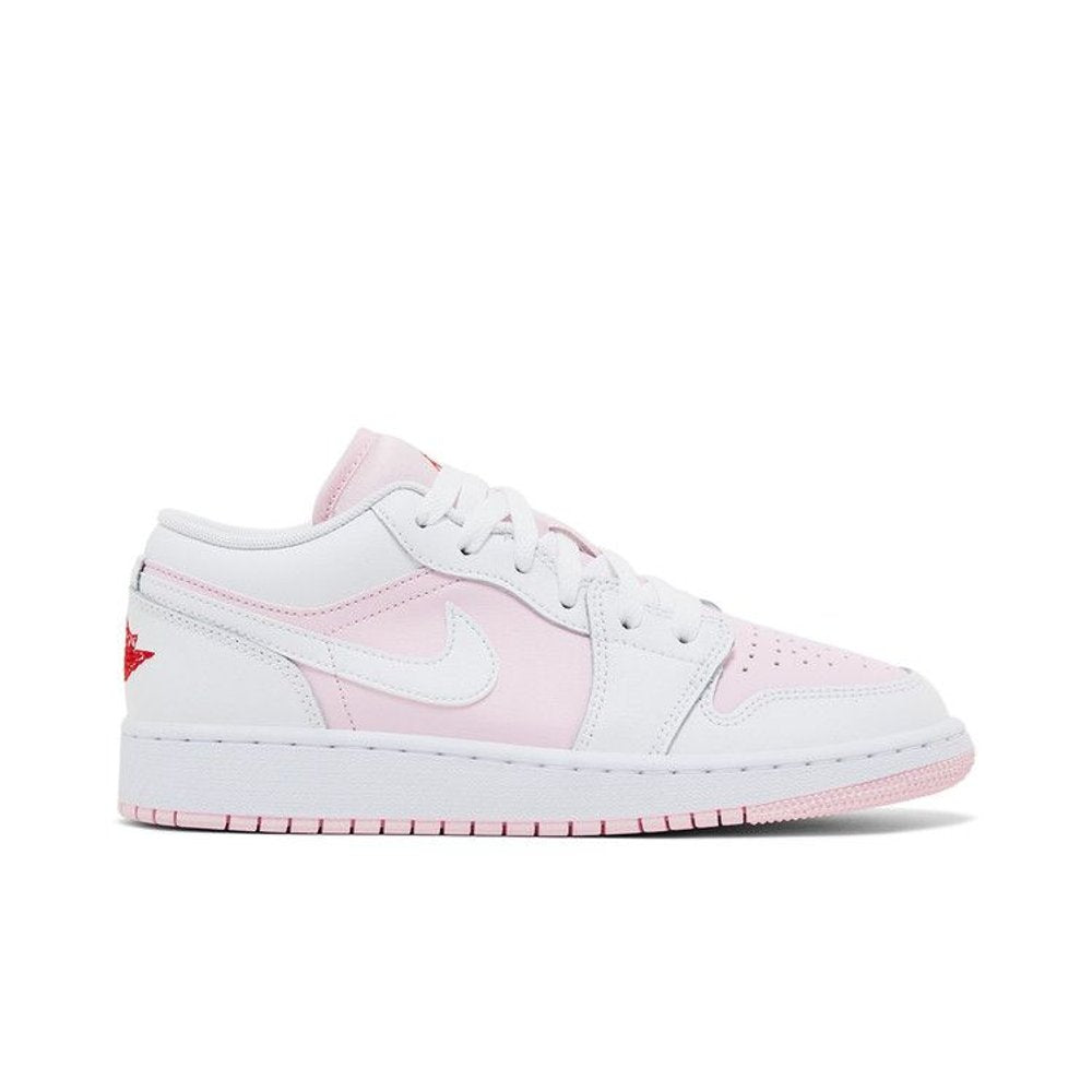 Jordan 1 Low Pink Foam Fire Red White (GS) – boční pohled | Purekickz